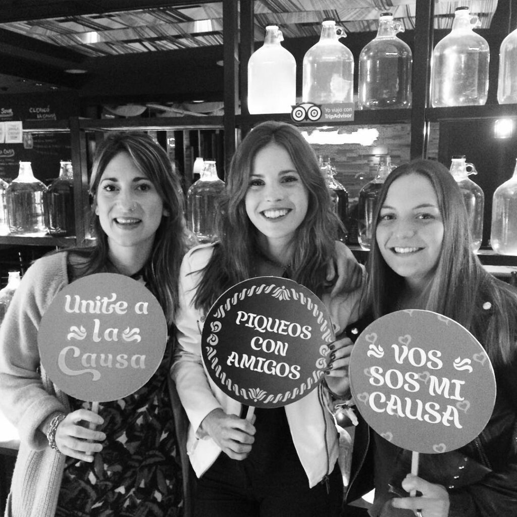 Noche con amigas en @lacausanikkei  @clotaber @sofigermino...