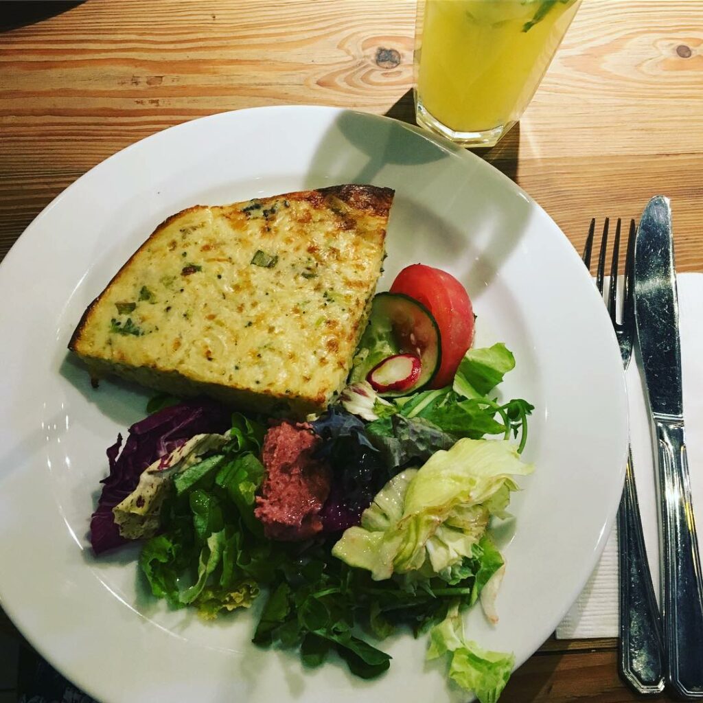 Comiendo deli delicioso  ensaladita + tortilla de vegetales + limonada ...