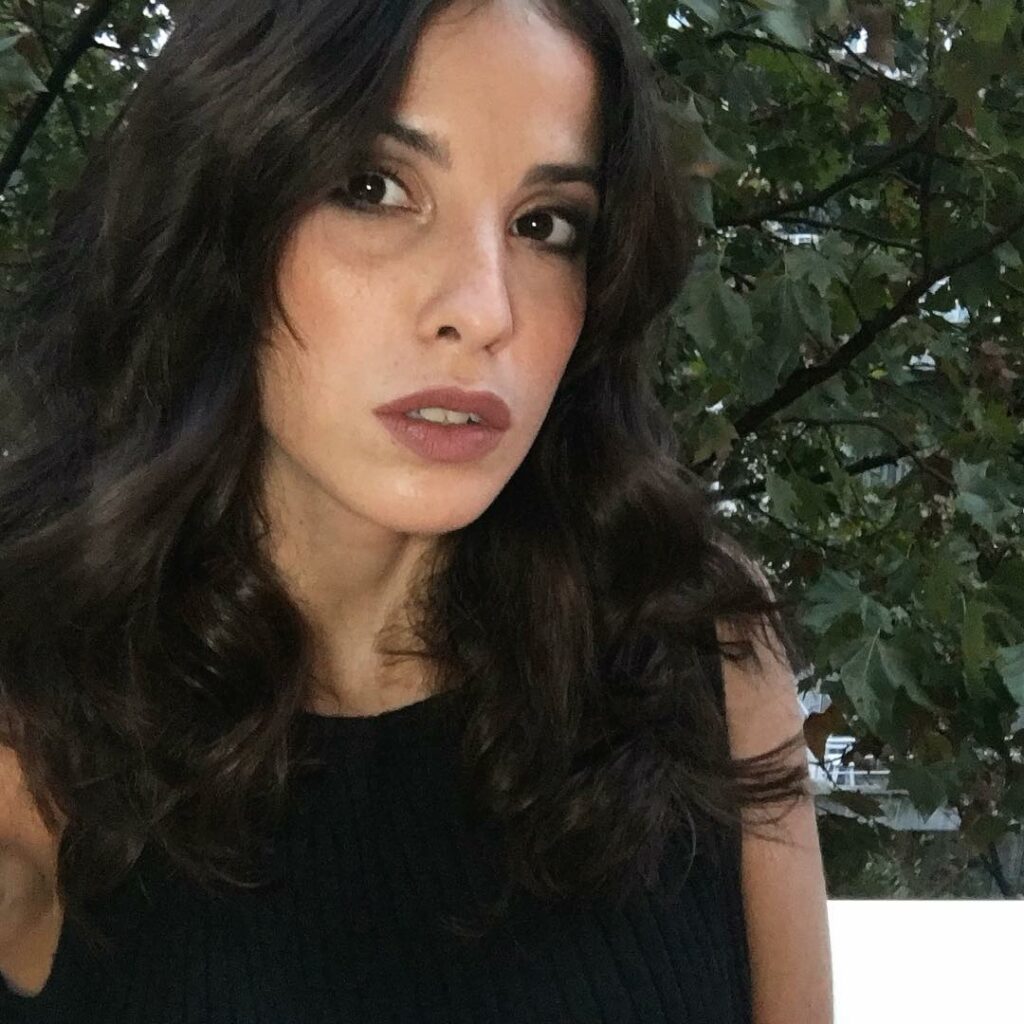 Selfie time !  Que hacen mís amigos en este día lluvioso? Cuéntenme! 
Feliz que ...