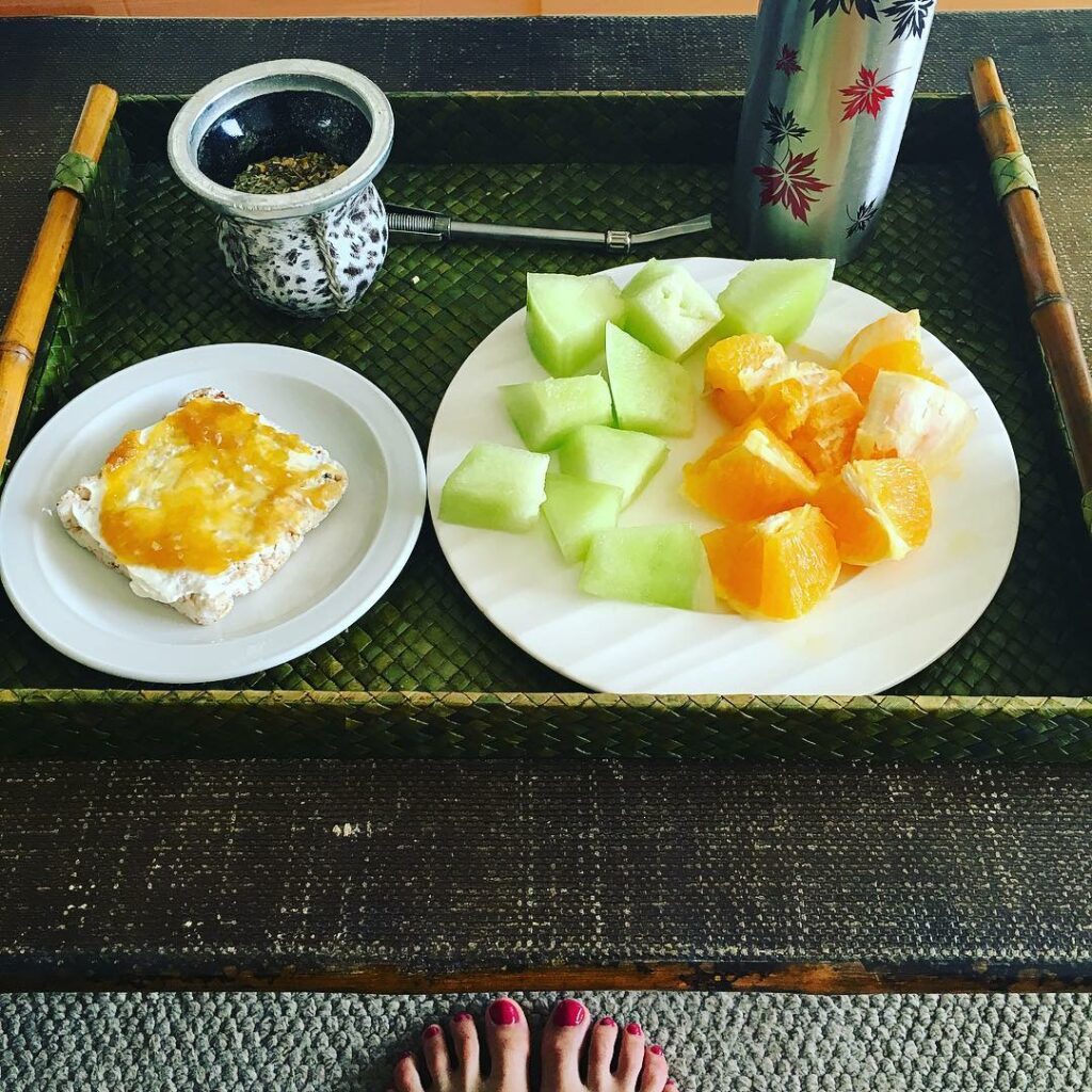 Arrancando mañana feliz!!!  Gran miércoles para todos ! Rica fruta 
Mate
Galleta...
