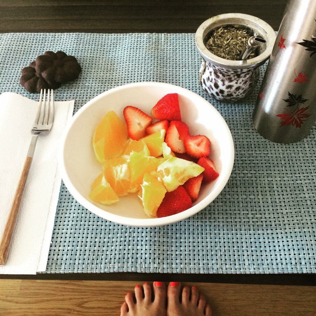 Buen día, buen día! Arrancando mi mañana con un rico desayuno! 
 Mate
 Frutilla ...