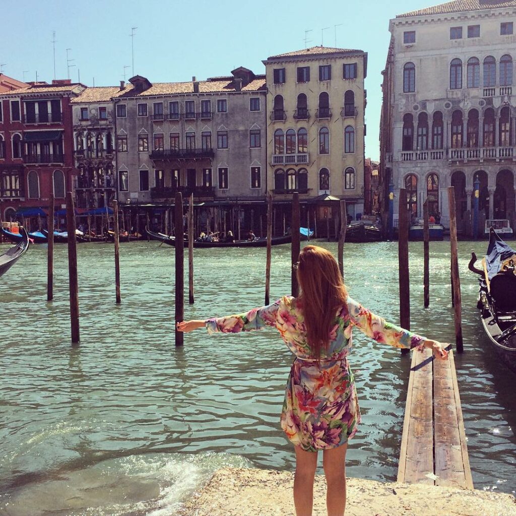 Hoy paseo por Venecia que lindo!!!!  look total by @guillerminaregalado styling ...
