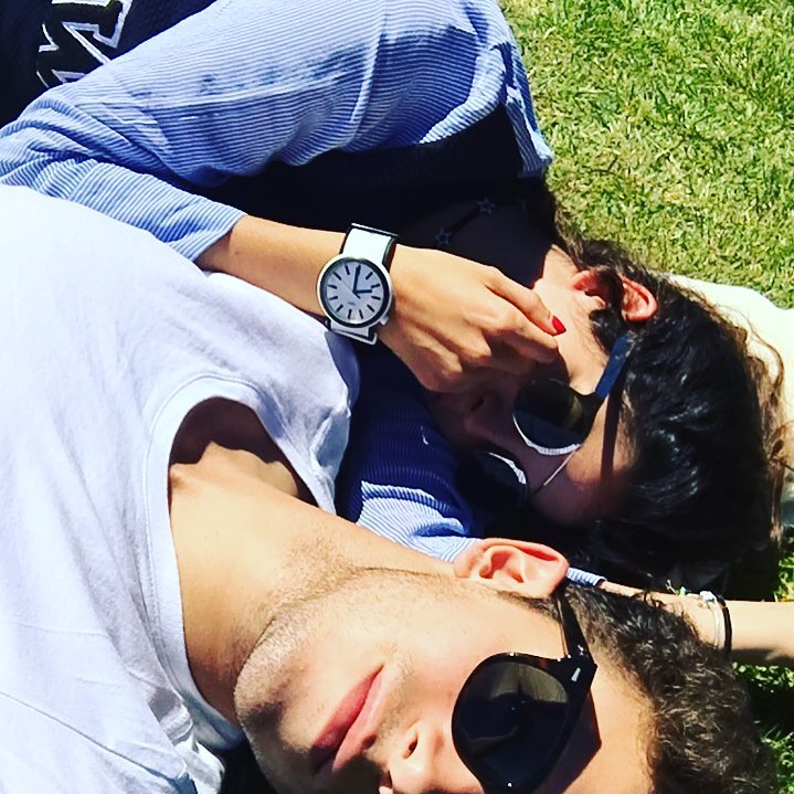 Hola a todos amigos!!!  Que lindo es tirarse en el pasto y relajarse, con esta l...