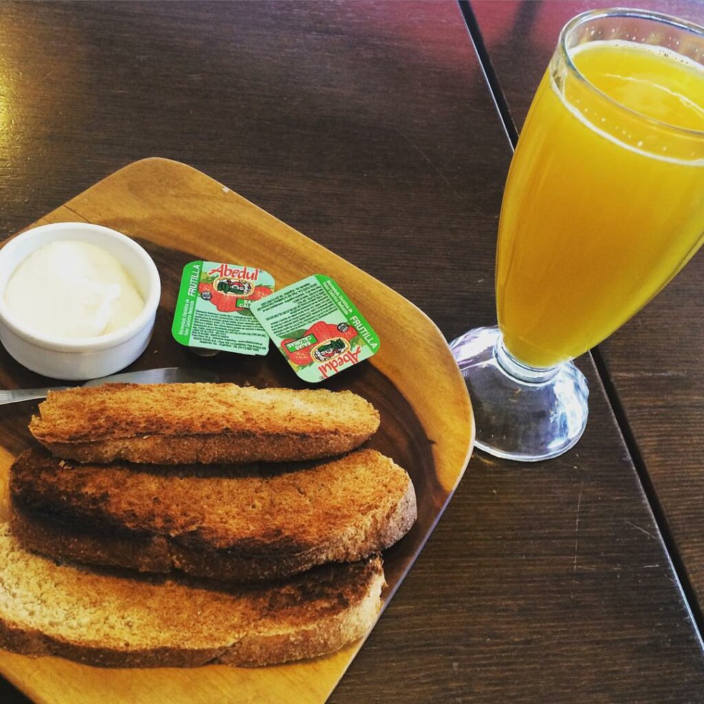 Buen día amigos!!!! Hoy se desayuna afuera tostadas de pan integral con mermelad...