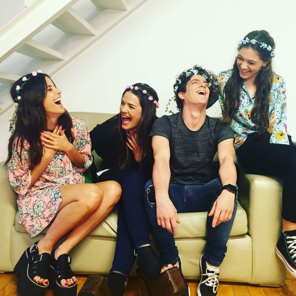 Nosotros nos divertimos así ! Ya pongan fansenvivo.tv  #PrimaveraEnFans  Los esp...