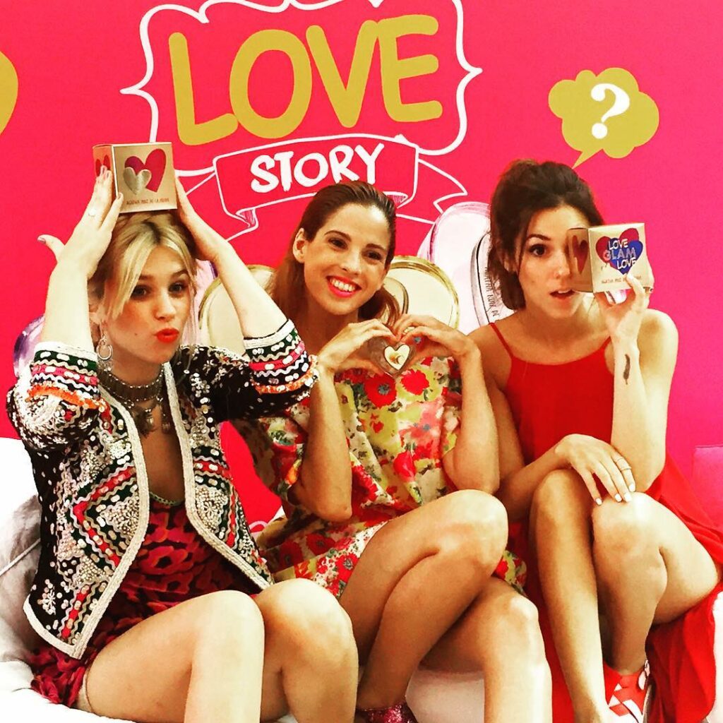 Cande Molfese: Hola amigas! Hoy se festeja San Valentín en el espacio lleno de color y buena on… Hola amigas! Hoy se festeja San Valentín en el espacio lleno de color y buena on...