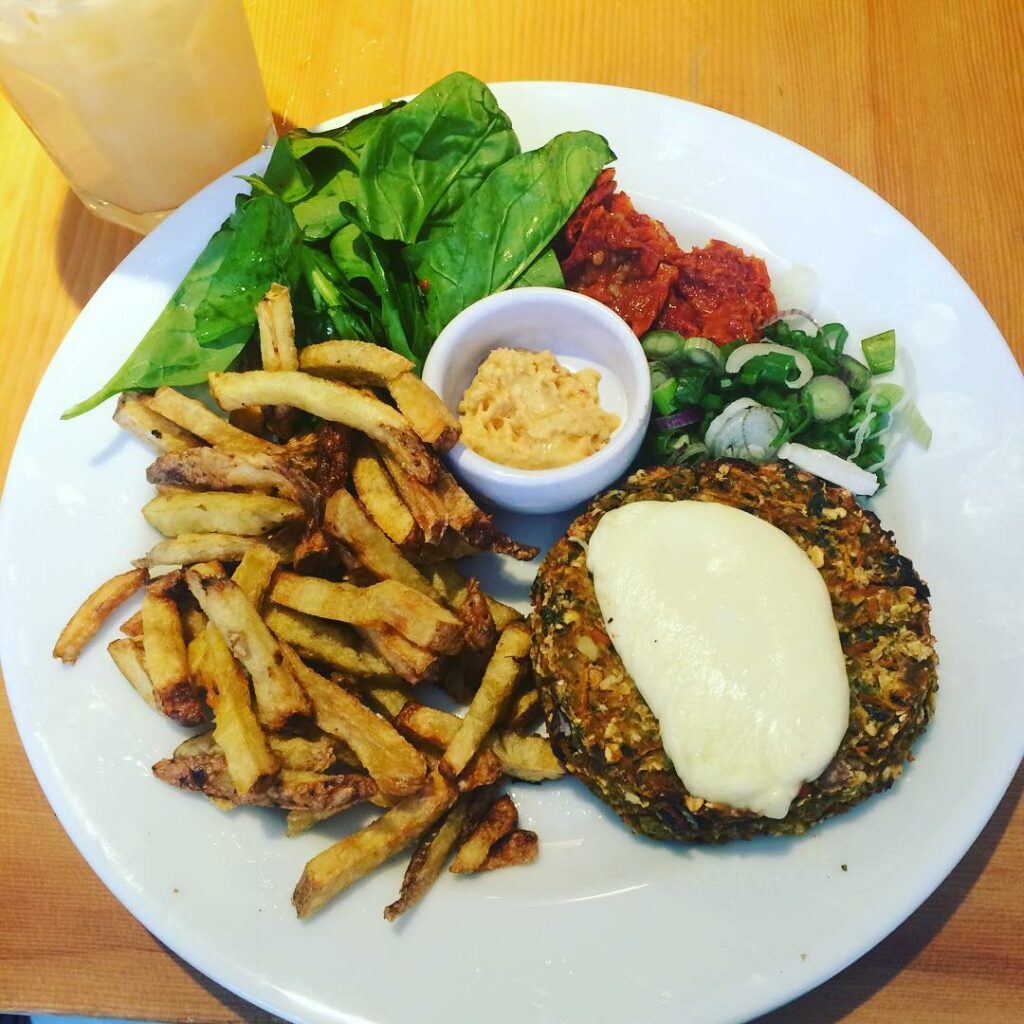 El gusto que me estoy dando!!!  delicioso!!!!  hamburguesa de quinoa  papas al h...