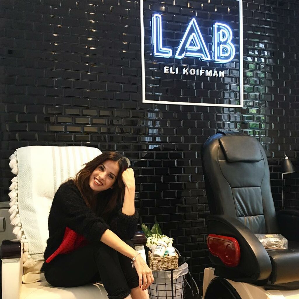 Arranco mi mañana así  @lab.elikoifman  Después les muestro el color que elegí! ...