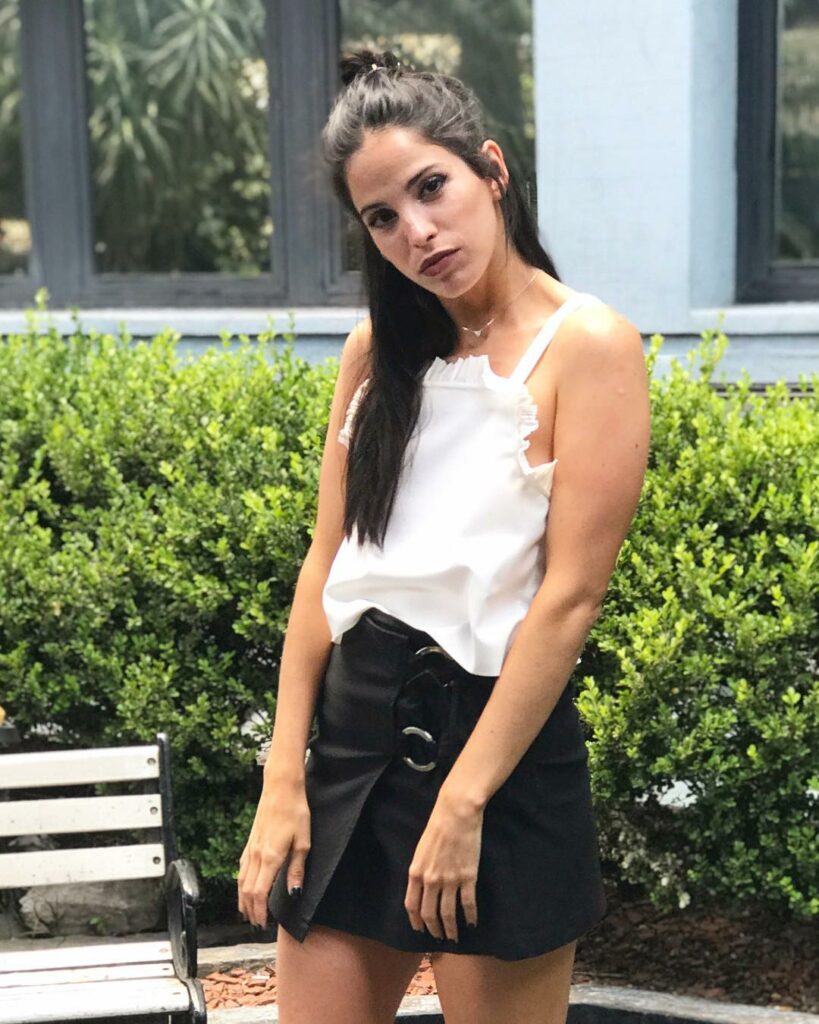 Miércoles enojada? Jajaja Noooo! Es que puse esa cara en la foto!  Quien sabe po...