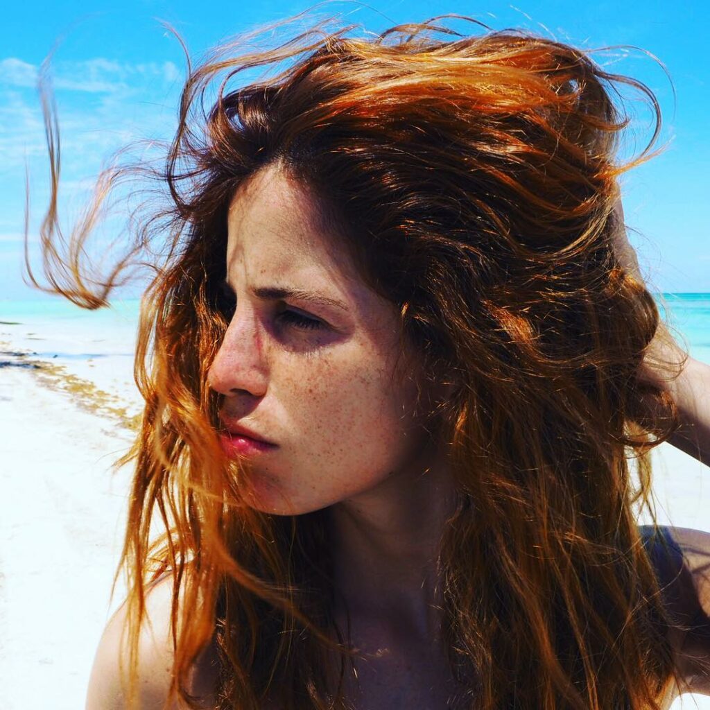 Buen día! Cara de dormida y los pelos al viento, pero en la playa todo vale! Ust...
