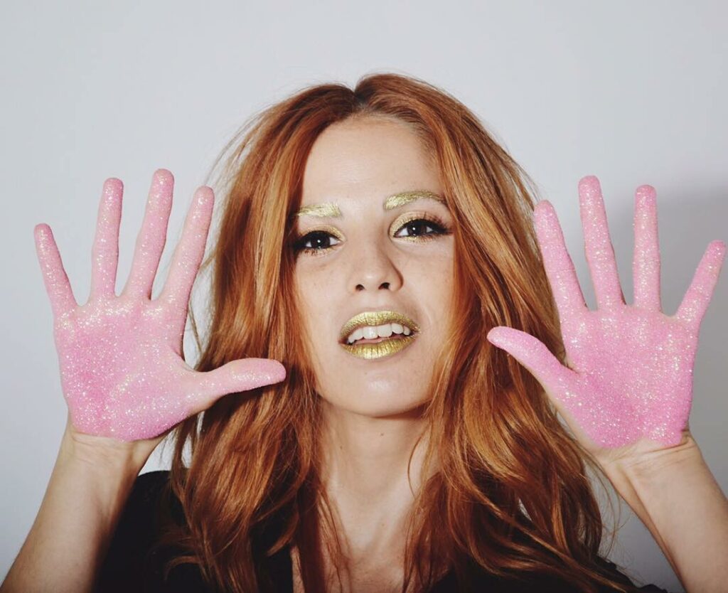 Buen día amigos! Miren este make up de la mano de @juicymakeup , pelo @justinadu...