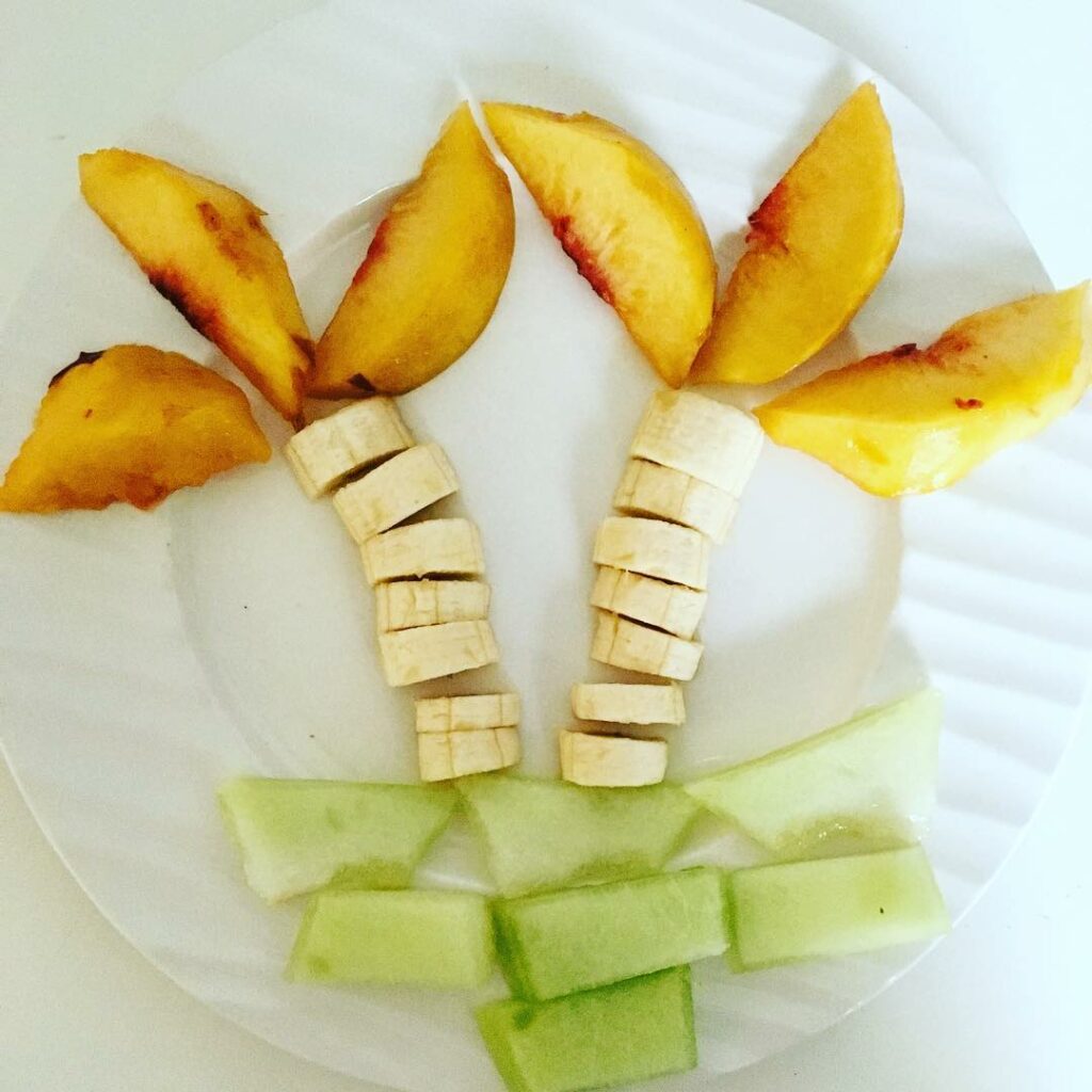 Buen día ! Una mañana creativa !  desayunando fruta rica ...