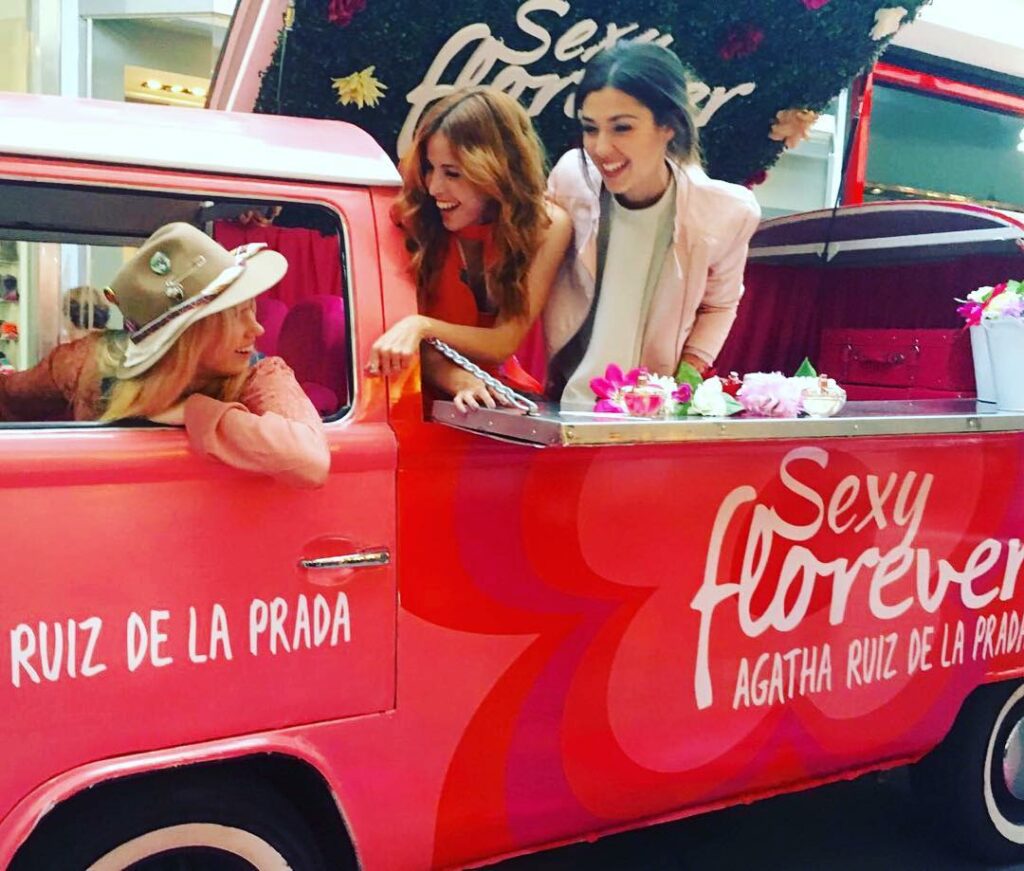 Y así nos divertimos hoy subidas al #Agatruck  para el lanzamiento de #SexyFlor...