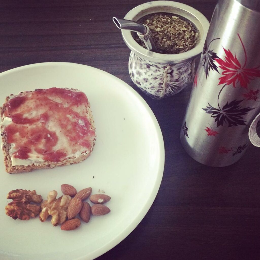 Buen día ! La mejor manera de arrancar mi mañana ! 
 mates 
 tostada con queso u...