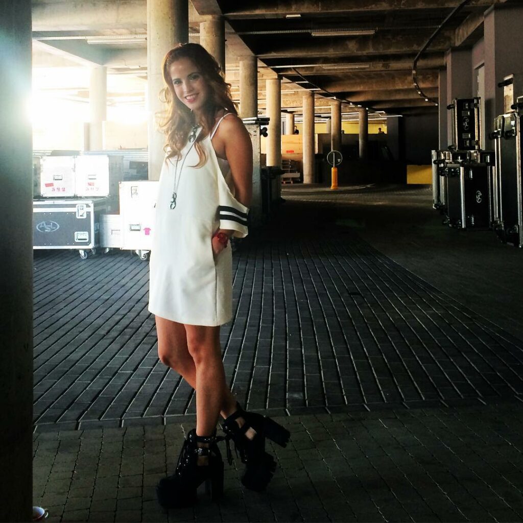 La previa al show y yo lookeada by @47street @miuxshoes @masnegroficial  styling...