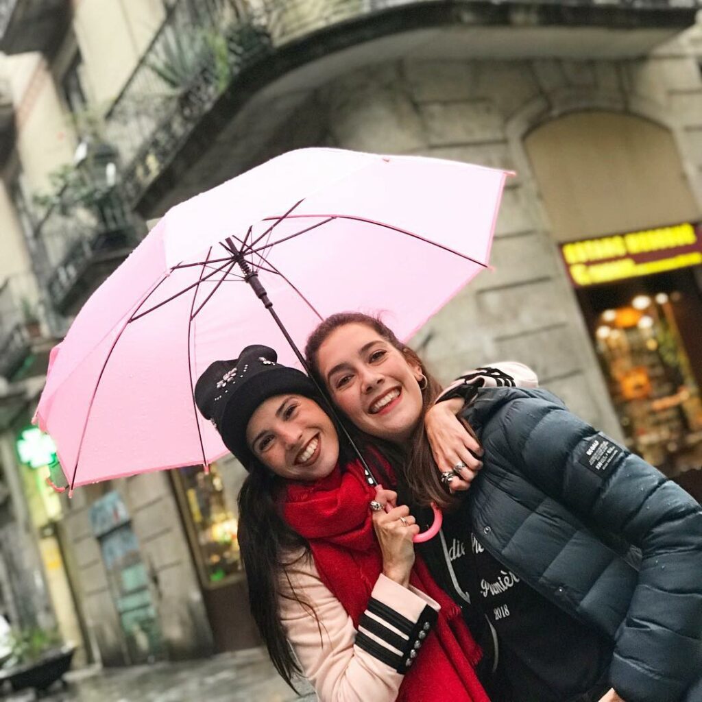 Nos tapo la lluvia pero somos felices porque estamos juntas  @clarialonso , @jof...