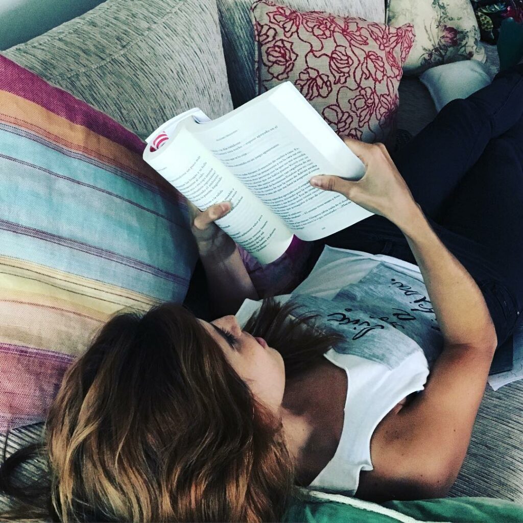 En un dia de lluvia como hoy, solo se puede hacer esto sillón + lectura ...