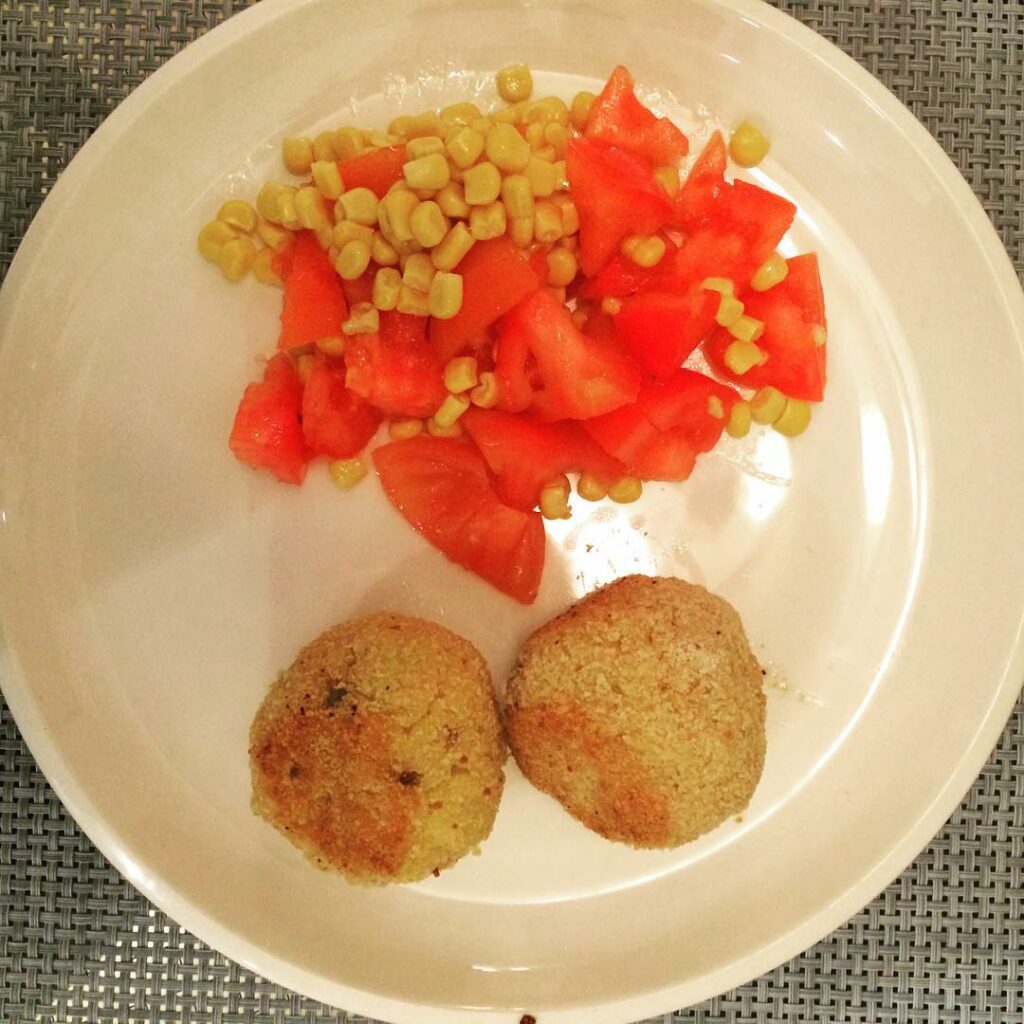Observen esta delicia!!!  arancini (muy italiano)
 ensalada de tomate y choclo
A...