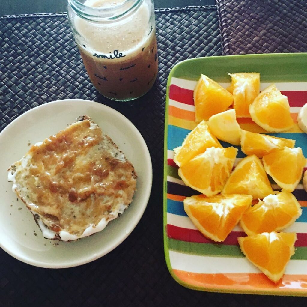 Buen Día !  súper jugo de  natural, , tostada con queso untable y mermelada de ...