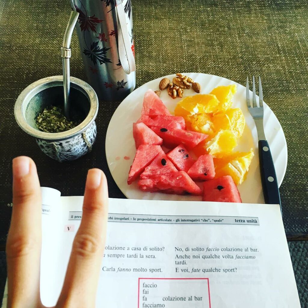 Buen día !!!! Pegándole una repasada a los verbos antes de que empiece mi clase ...