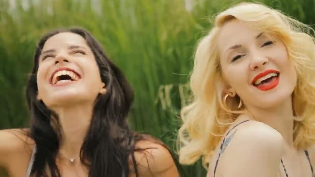 Amigos ! Este sábado sale este video que hicimos con @mechisoy  Las dos somos fa...