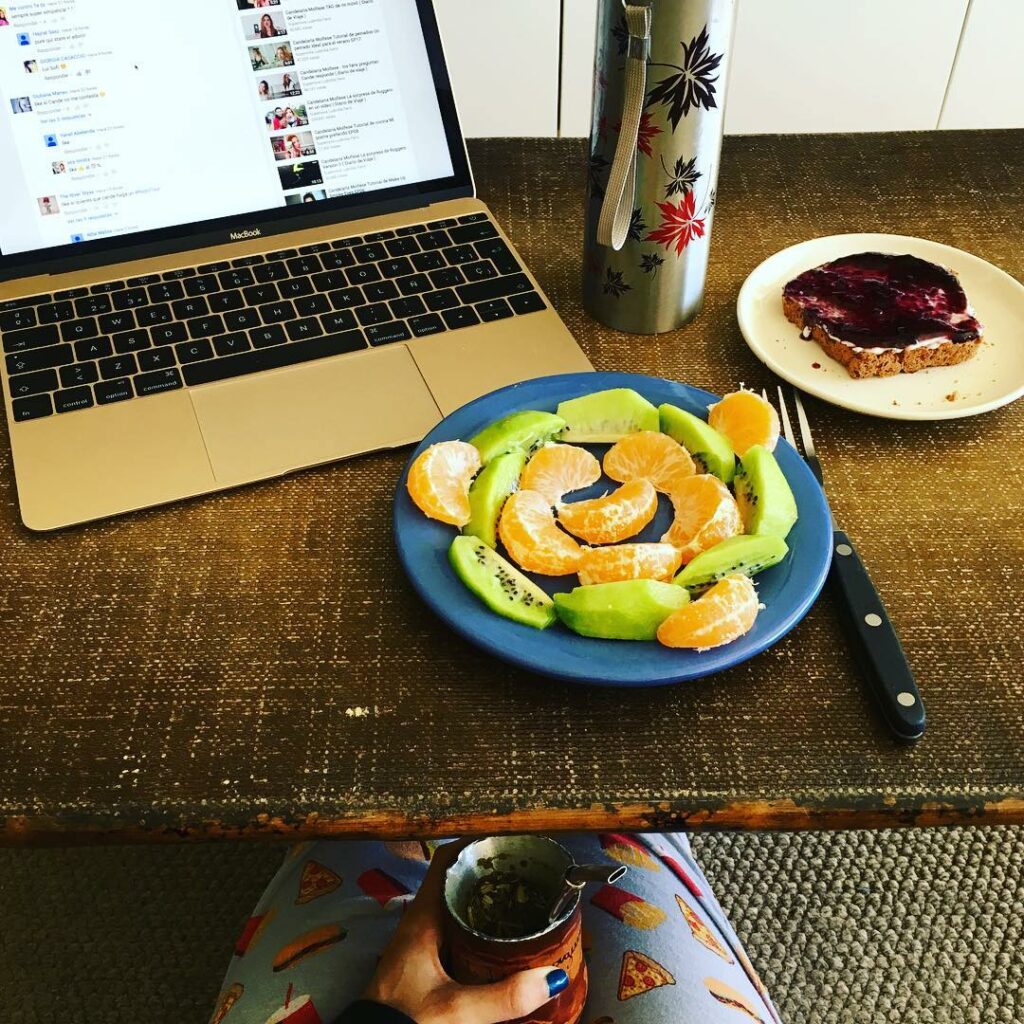 Buen día !!! Feliz domingo !  Rico desayuno! Mandarina + kiwi + tostata + mate !...