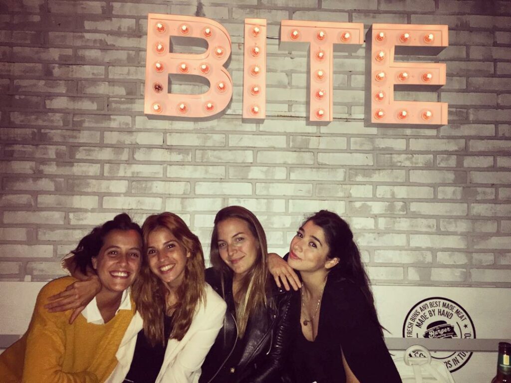 Nada como una noche con amigas y más si es en @theburgercobsas  !  Gran noche de...