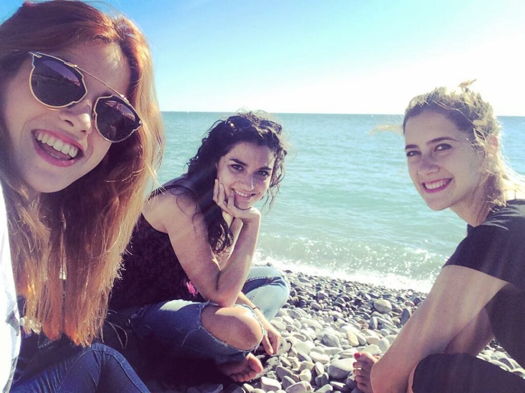 Qué lindo momento !  Sol arena, mar y amigas  @clarialonso @soyalbariconavarro...