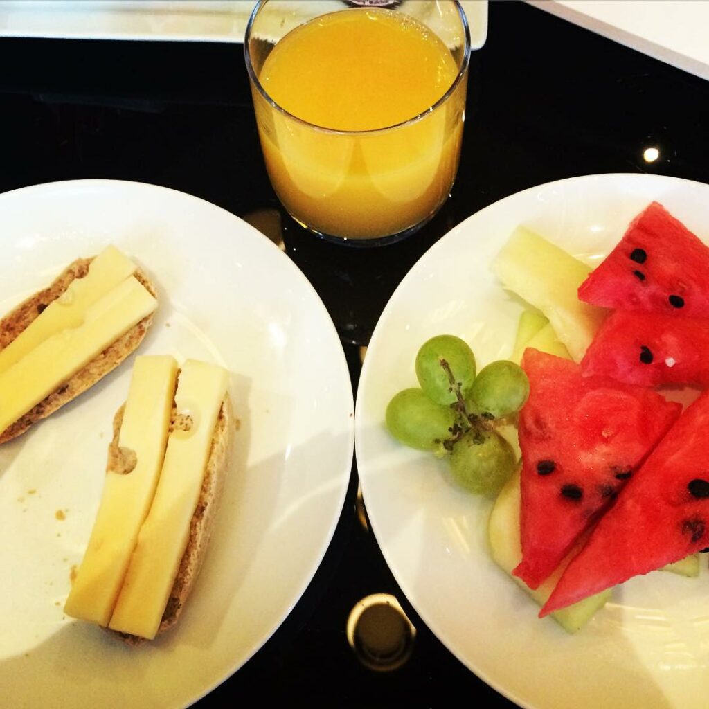 Buen día !  así arrancó mi mañana ! Fruta uvas, anana y sandia  y pan integral c...