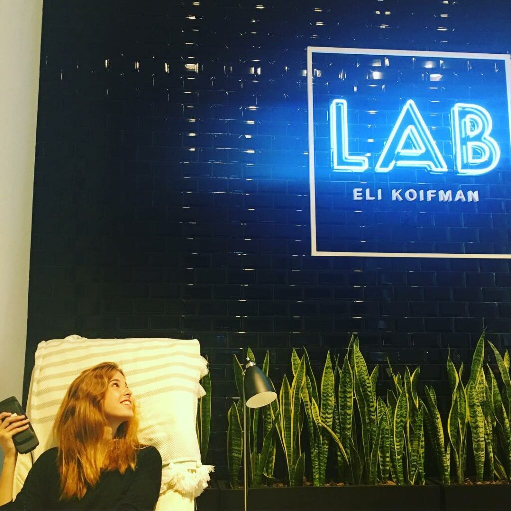 Disfruto mucho del plan ir a hacerme las manos  y en @lab.elikoifman más todavía...