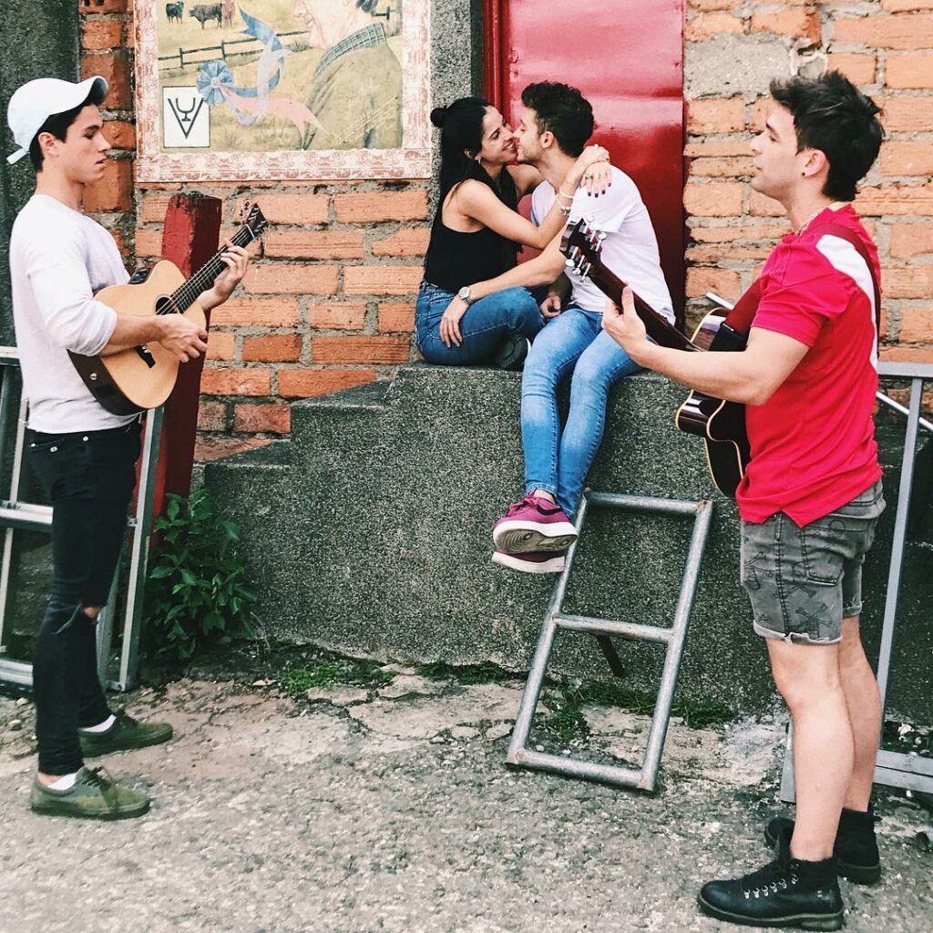 Serenata para #Ruggelaria  @michaelronda @gasvietto6 @ruggeropasquarelli 
Que li...