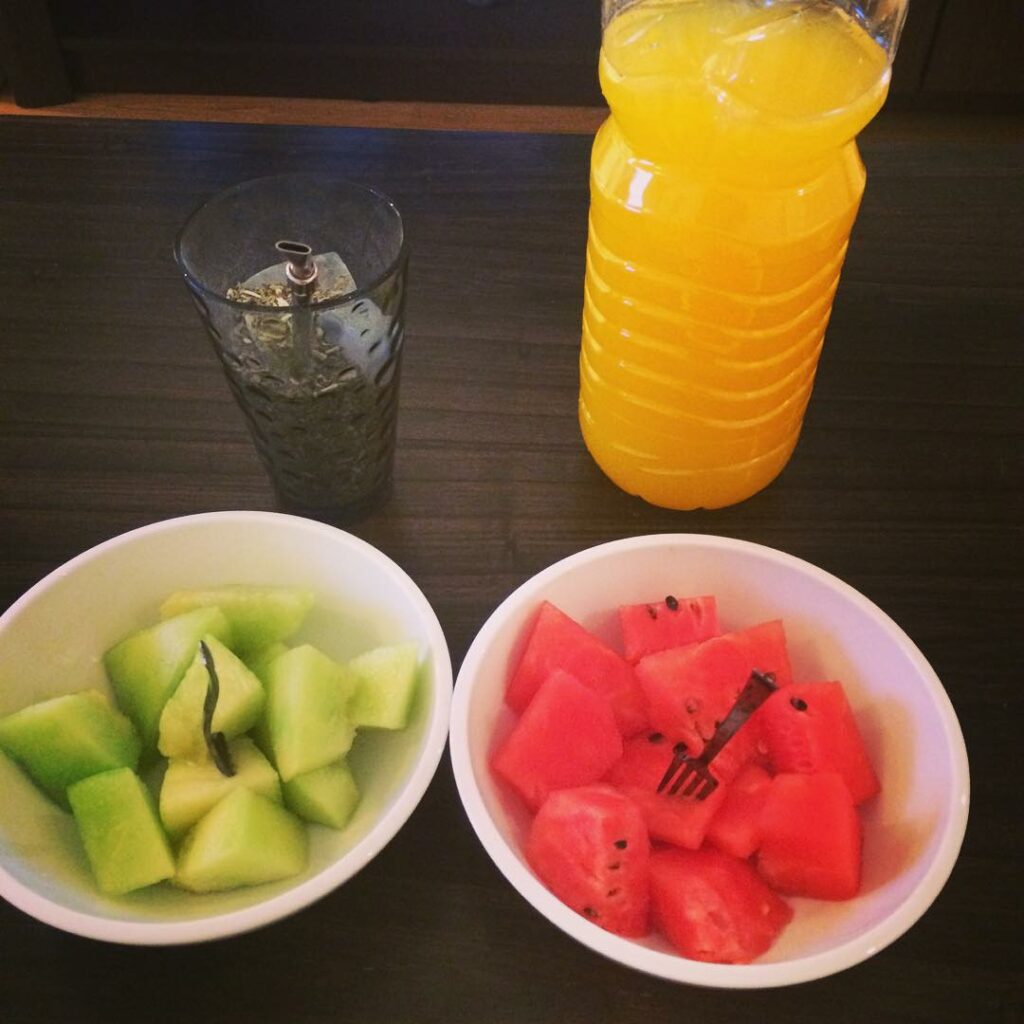 Momento de tomar el te !  melón y sandía  riquísimo terere con jugo de naranja !...