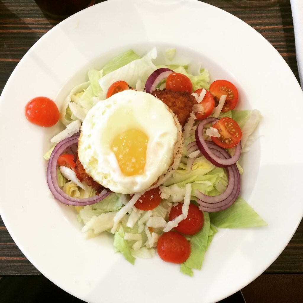 Cande Molfese: Miren el plato tentador que elegí… Pensé que iba a venir una clásica ensalada … Miren el plato tentador que elegí... Pensé que iba a venir una clásica ensalada ...