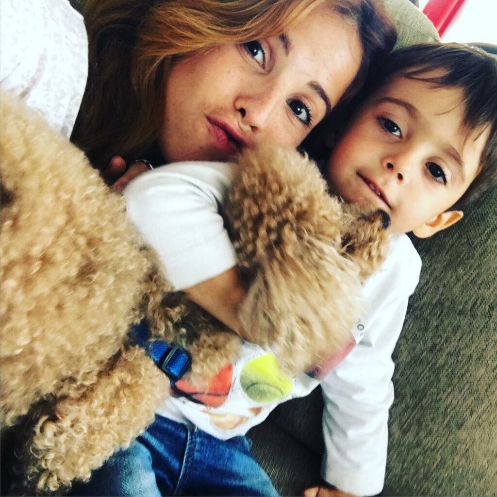 Benja no deja a Rocky jajaja  ! Le encanto el huevo de Pascua que le traje ! ...