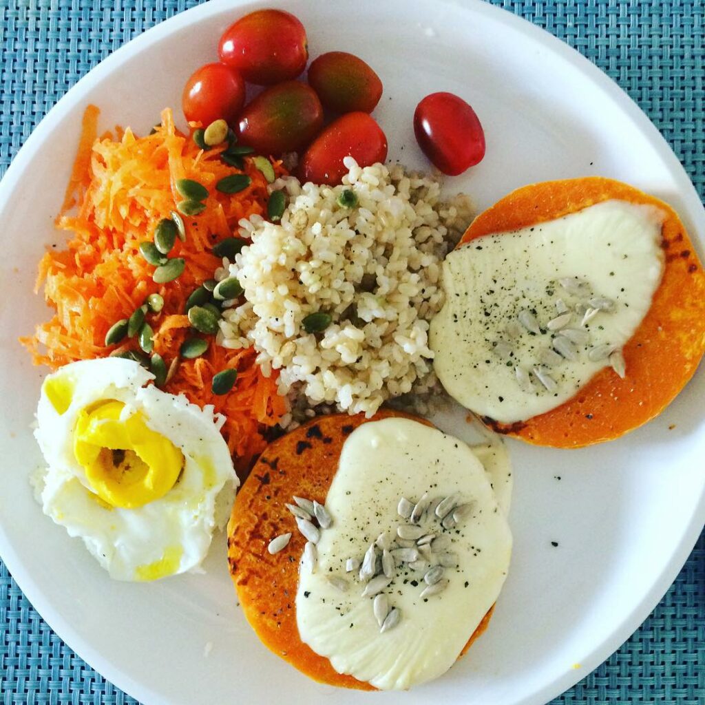 Miren mi almuerzo de hoy !  les gusta?  calabaza al horno con quedo y semillas d...