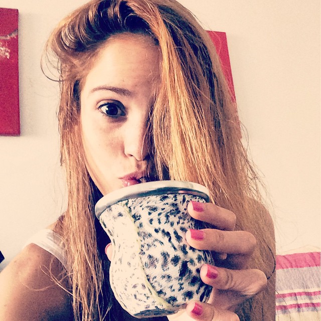 Cara de sueño pero... Que importa??? Buen día !!! Yo tomando mate soy feliz ...