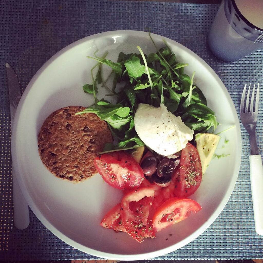 Menú de hoy: ensalada de rucula, palta, aceitunas negras, tomate y burrata (amo ...