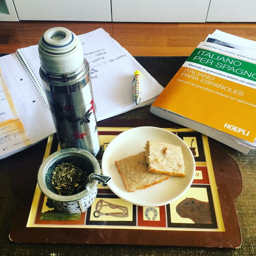 Momento perfecto ! Estudiando italiano, de la mano de mate y unos deliciosos cua...