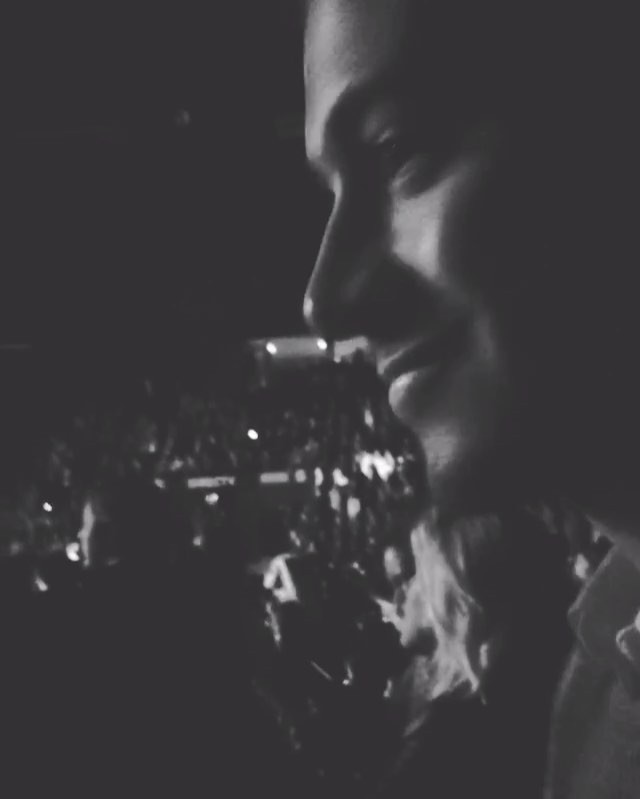 El baila a pleno en el  concierto de @Marcanthony ...
