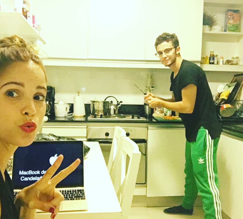 Novio cocina , yo regia le doy charla y miro sus mensajes en la compu ...