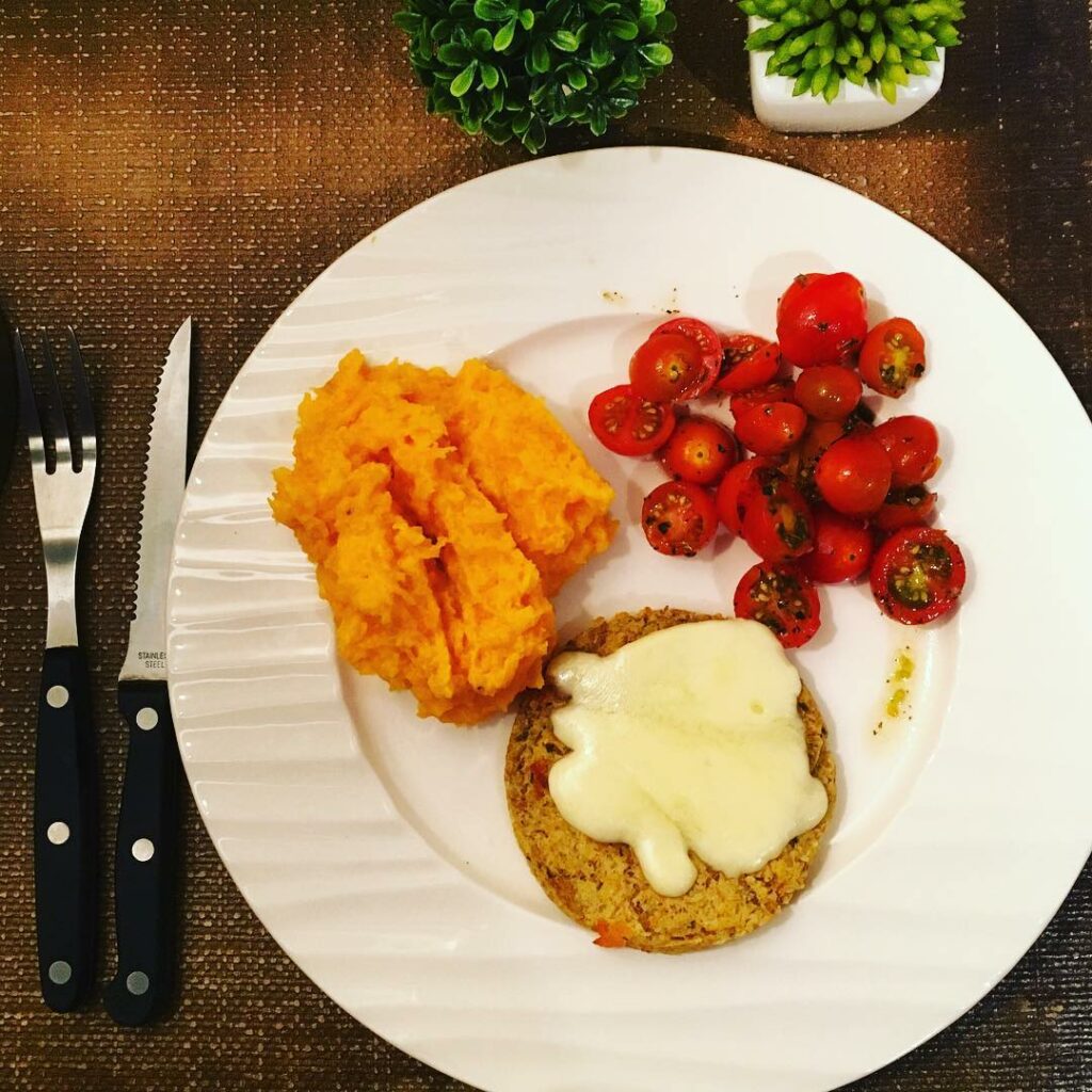Cande Molfese: Observemos esta delicia que me cocine hoy ! Medall贸n de garbanzos @sucredistrib… Observemos esta delicia que me cocine hoy ! Medall贸n de garbanzos @sucredistrib...
