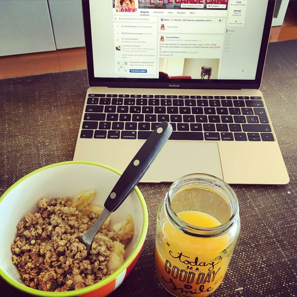 Buen día !  leyendo sus mensajes! Son lo máximo! Gran jueves para todos!
 jugo d...