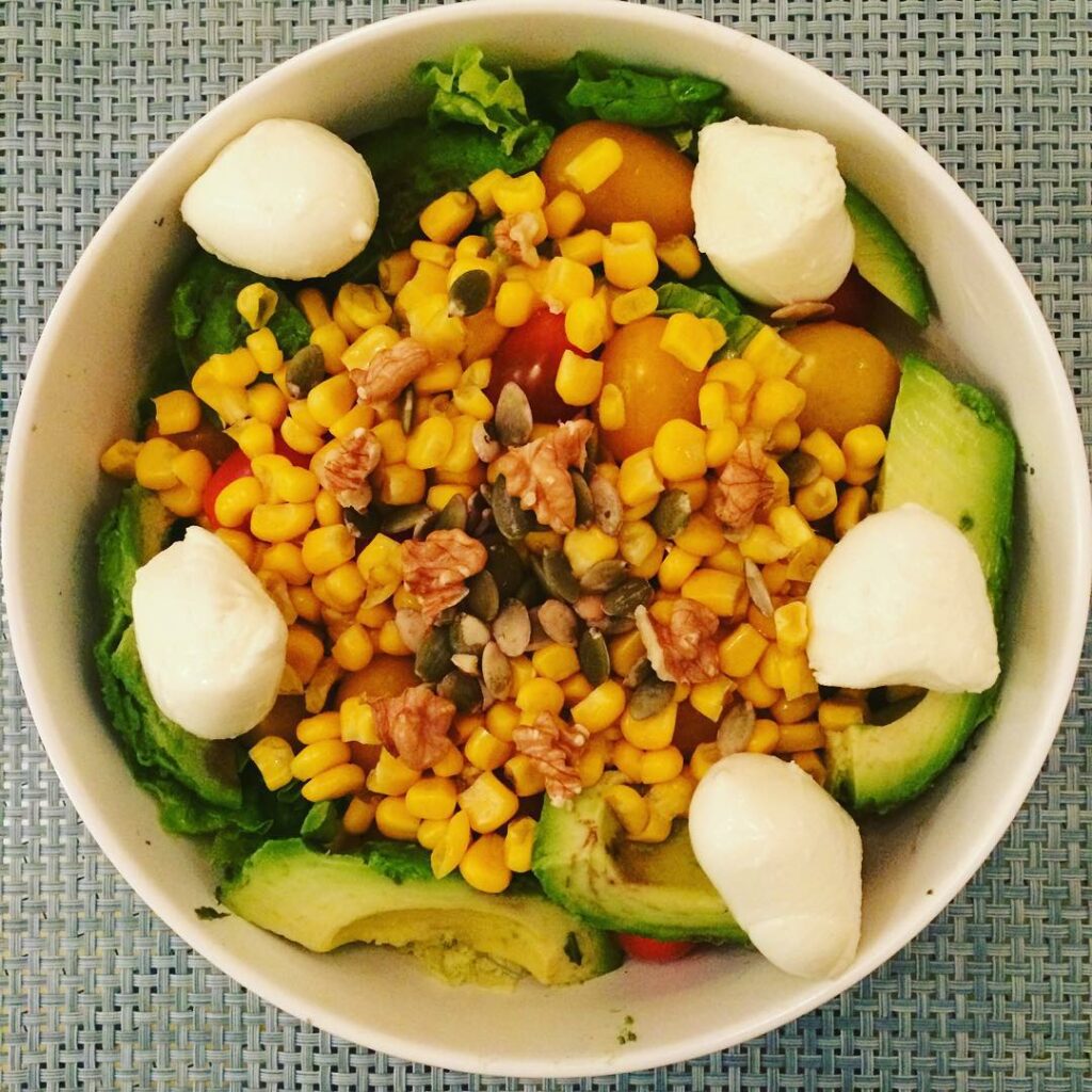 Para cerrar este falso domingo súper mega archi ensalada!!!! lechuga
palta
tomat...