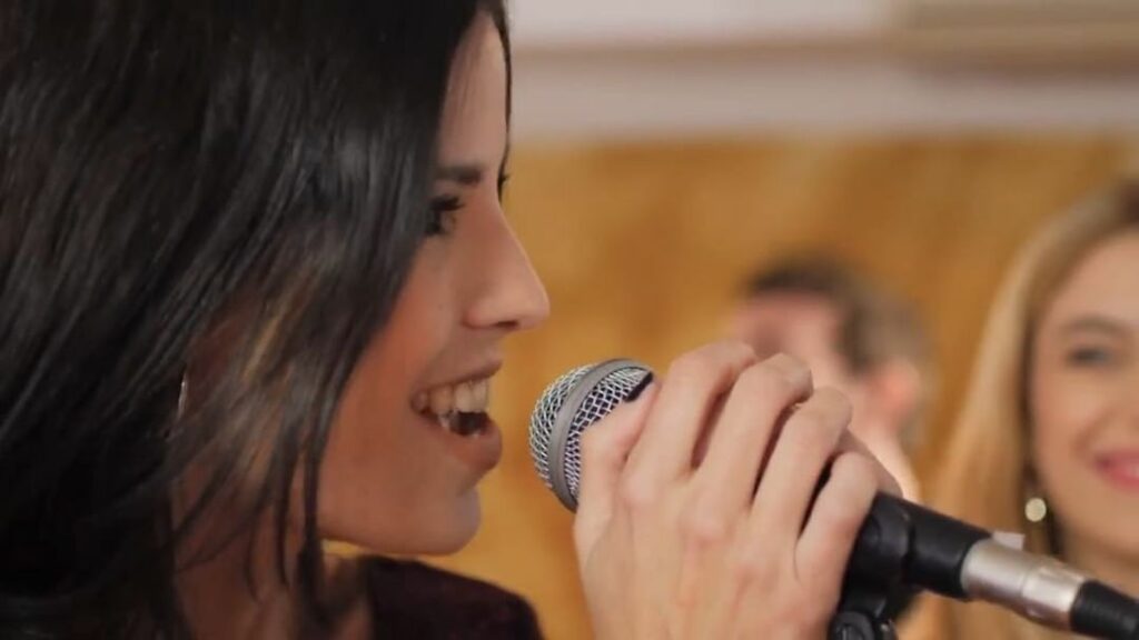 Y para arrancar con todo el finde llega  un nuevo #CandeCovers  de una tema que ...