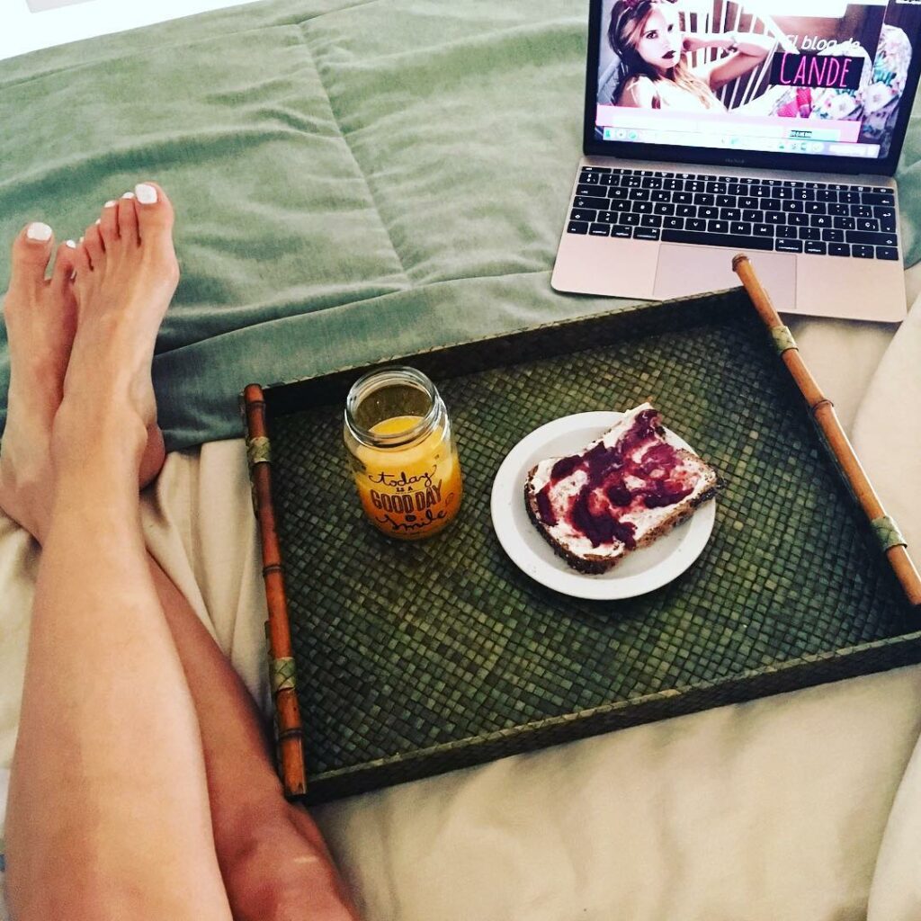 Buen día ! Desayuno simple y en la cama para este feriado! Hoy no me muevo de ac...