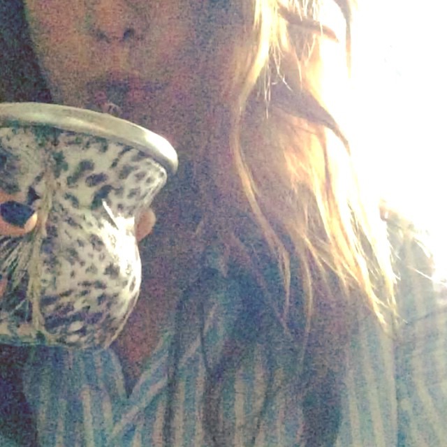 Aloooo estas son mis mañanas  el mate y yo  que hacen este sábado???????...
