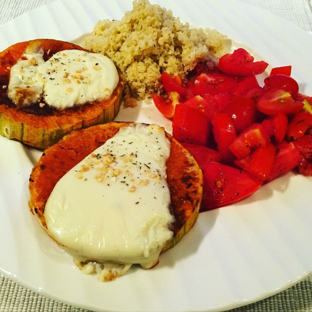 Almuerzo tempranero! 
 Calabaza al horno con queso porsalut y ajo deshidratado  ...