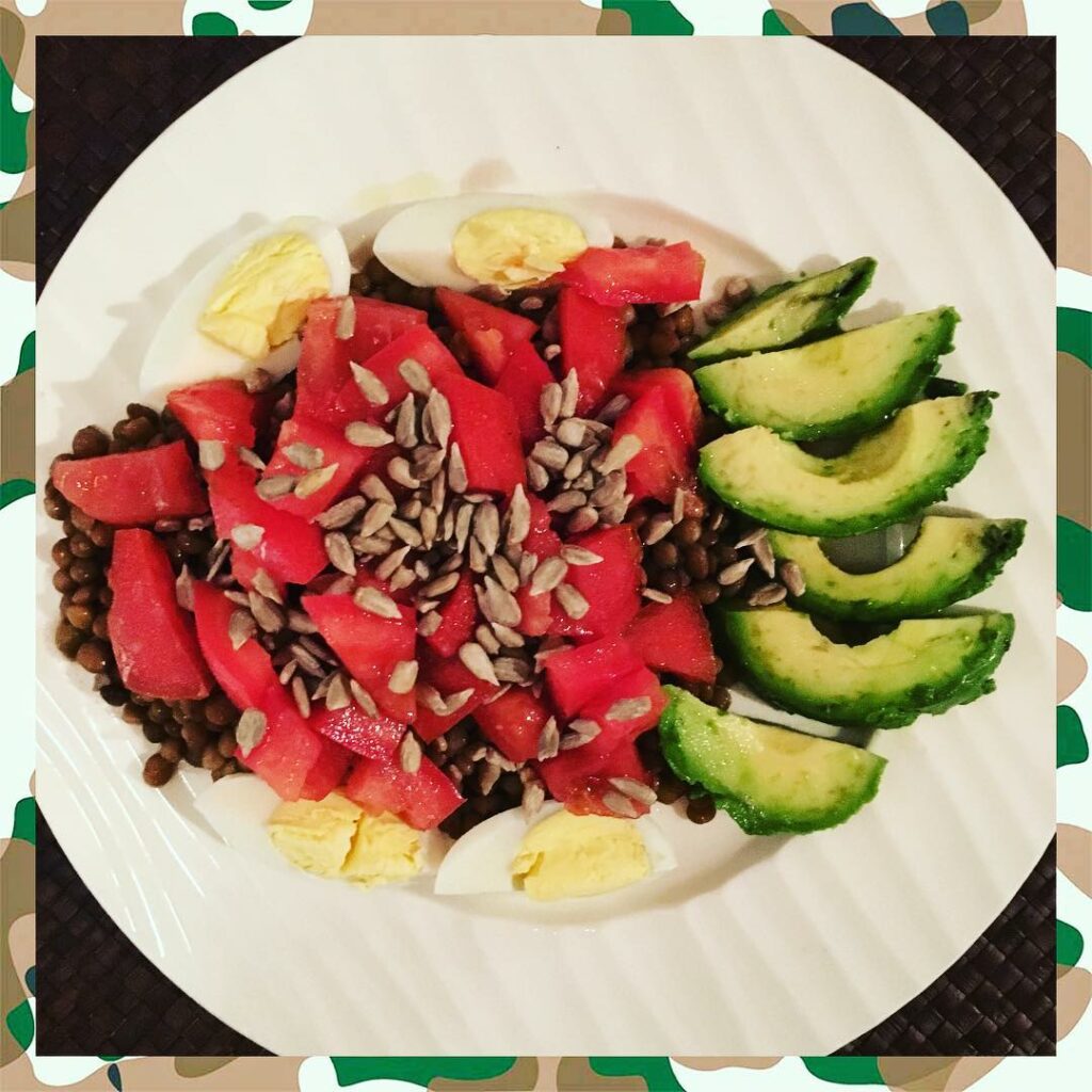 Alta ensalada!  hora de comer! 
 lentejas
 tomate
 huevo
 palta
 semillas...