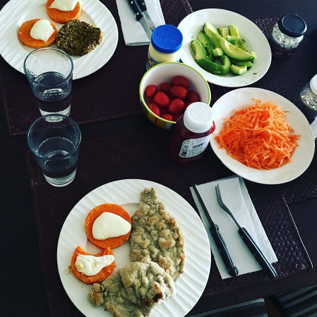 Almuerzo para dos, cada uno con sus gustos... 
milanesas de lentejas o de carne ...