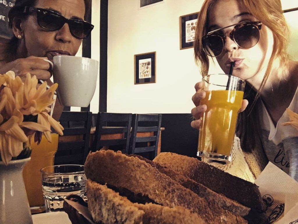 Buen dia !  Desayunando con mi mamá ! ...